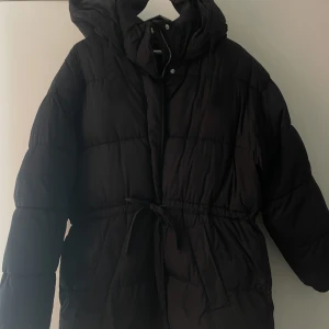 Dunjacka  - Dunjacka från bikbok, är i bra skick, inga hål