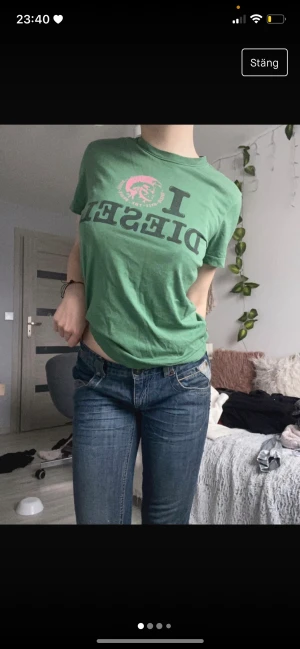 Diesel Baby Tee - Super söt grön baby tee från diesel som passar perfekt till low waist byxor. Exakt den baby tee formen man vill ha!! Funkar för XS-M beroende på vad man vill ha för passform - själv bär jag S.  Köp gärna genom instabox ~ smidigast för dig och mig ♡ 