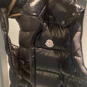 Moncler bormes väst - Hej! Jag säljer nu min moncler väst eftersom att den inte längre kommer till så mycket användning. Storlek 3/passar M-L, Väldigt fint skick. Pris går att diskuteras. Möts helst upp i Sthlm, Skriv för fler bilder eller frågor!