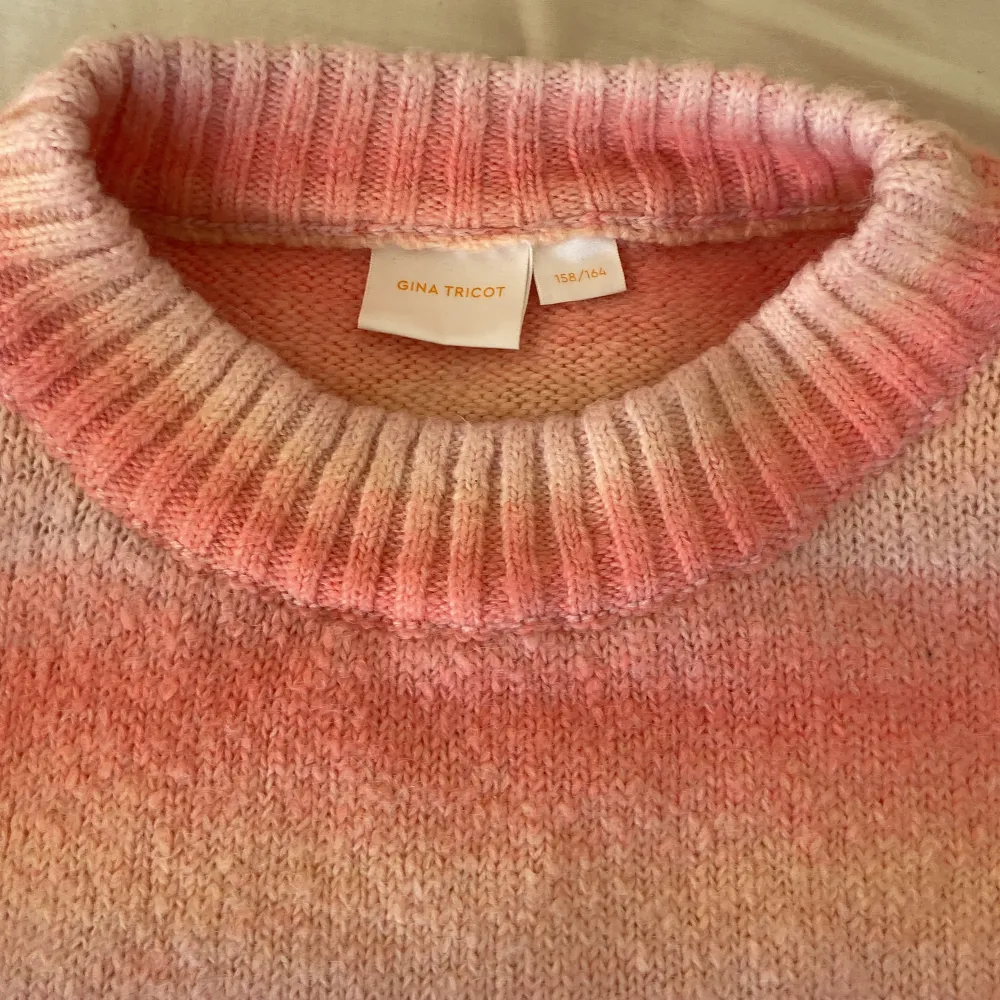 Superfin, färgglad stickad tröja. Som tyvärr har blivit lite kort. Använd ett fåtal gånger. 🥰. Stickat.