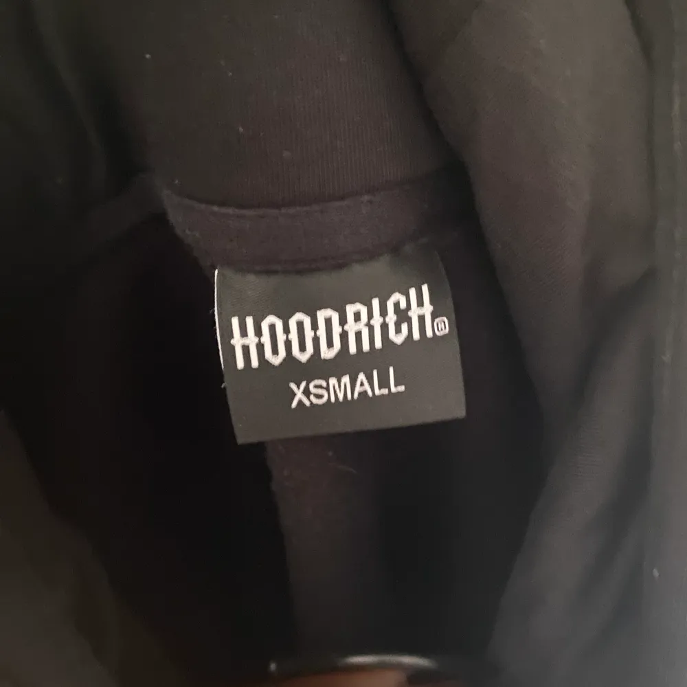 Mycket välskött hoodie som knappt ser andvänder ut:) kan även tänka mig 200 . Hoodies.