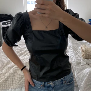 Topp från Gina - Säljer denna lack topp från Gina, använd fåtal gånger, inga skador, använd gärna köp nu knappen