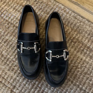 Skor  - Jättesnygga skor från H&M i storlek 38. Använda några gånger men i bra skick. 