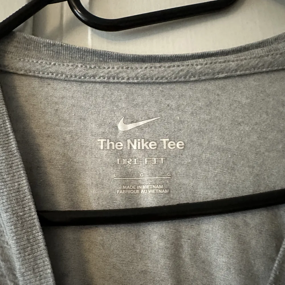 Grå Nike tröja. Ser jätte skrynklig ut men kan strykas innan den skickas. . T-shirts.