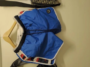 Tommy Hilfiger streetwear  - Hej? Bilderna är kanska slarvig tagen. Skick är bättre var det ser ut på foton. Använder dem mesta av de är knappast används önska du mer bilder ,,det bara pm