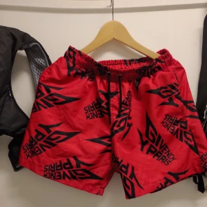 Gevnch yparis streetwear  - Hej? Bilderna är kanska slarvig tagen. Skick är bättre var det ser ut på foton. Använder dem mesta av de är knappast används önska du mer bilder ,,det bara pm