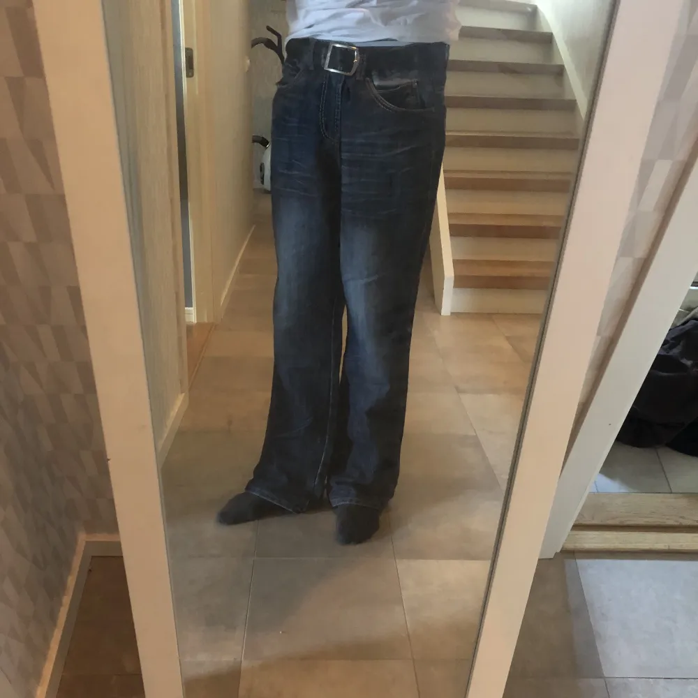 Säljer detta par snygga jeans då jag knappt använder de längre. De är ganska slitna på hälarna men de bidrar mest till att byxorna lägger sig bättre på skorna. Sitter väldigt bra på mig som är 185. Jeans & Byxor.