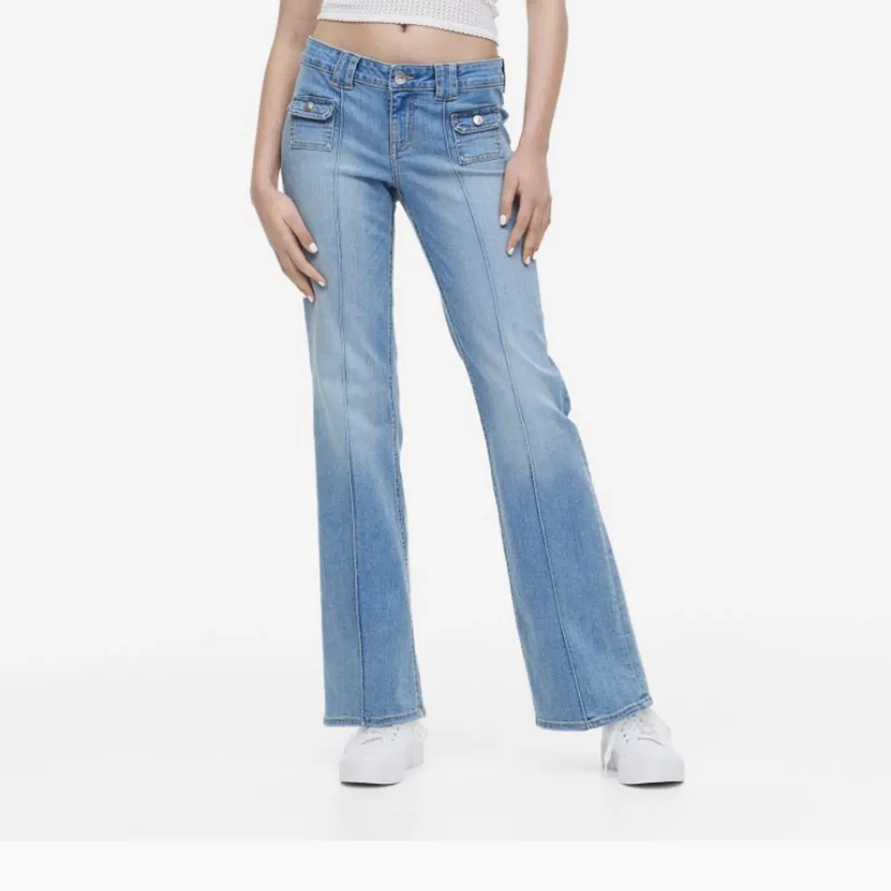 Väldigt populära hm Jeans som är helt slutsålda på hemsidan! De är ljusblåa och är i ett bekvämligt o stretchigt tyg💓säljer pga av att jag behöver pengarna🫶🏼bara o skriva om ni har några frågor!. Jeans & Byxor.