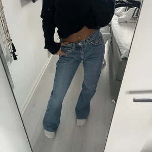 Weekday jeans - Från weekday i modellen sway! De är bootcut med en low waist/mid waist!