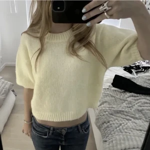 Stickad tshirt  - Stickad tshirt ifrån zara som inte längre säljs! Köpt här på plick och aldrig använd själv, nyskick! Första bilden är lånad.