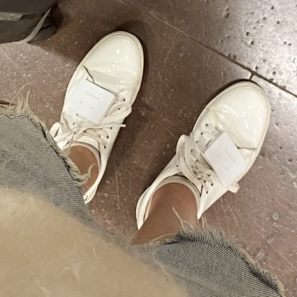 Super coola vita lack acne studios skor i fint skick, de säljs inte längre och är sjukt svåra att få tag i❤️andra bilden är lånad❤️storlek 37 men passar mig perfekt som vanligtvis har runt 38-39 i skostorlek❤️. Skor.