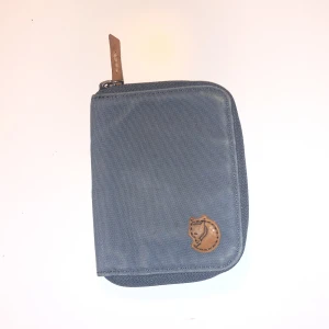Plånbok - Mörkblå plånbok från fjällräven med läder detaljer. Jag har tydligen ritat lite inuti men det är juu ju lite fint🤗. Annars bra skick💘