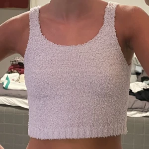 Tröja i ull material - Ljuslila jätteskönt tröja