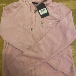 Juicy - Säljer en helt oanvänd juicy kofta i bra och ny skick!