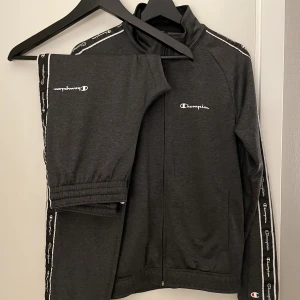 Champion set - Säljer mitt oanvända Champion set som inte kommit till användning. Köpt på JD-Sports för 999kr. Använd 1 gång. Frakten ingår i priset vid snabb affär.