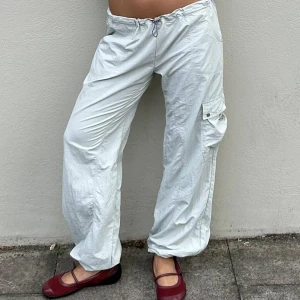 Peachy Den byxor  - Nyköpta byxor från peachy den!! Nypris 65 euro plus tull. Aldrig använda! Slutsålda i storlek xs. Parachute byxor! 