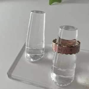 The Marc jacobs ring - Säljer denna fina ringen från The Marc jacobs som är i en ljusrosa färg, och som även har en röd Sten. Kanten är också vågig. Nypris 920kr men på grund av att färgen släppt lite dras det självklart av från ordinarie pris.