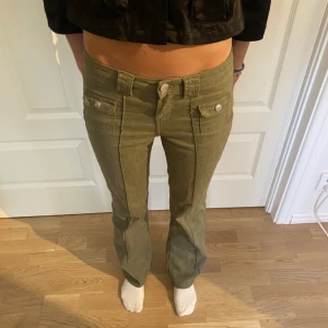 Lågmidjade jeans - Säljer dessa skitsnygga lågmidjade jeans från hm, väldigt trendiga! Använd fåtal gånger💜 storlek 38 men passar mig som vanligtvis har 36