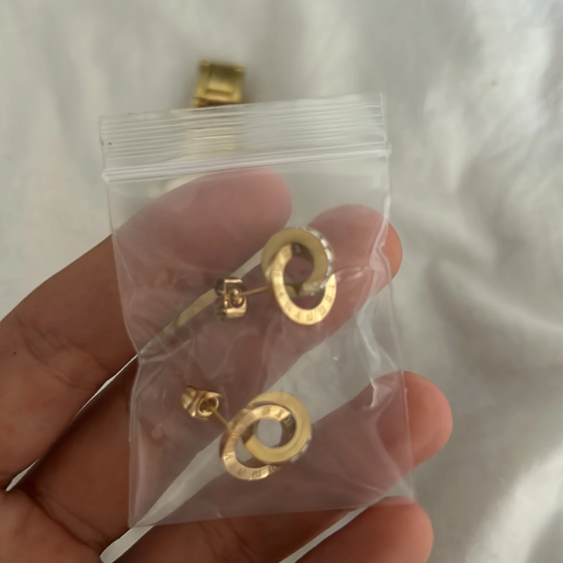 Säljer min klocka och ett par örhängen  - 91