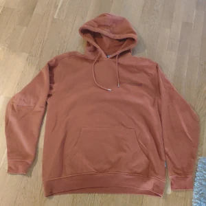 Boxfit hoodie - WINWIN - En hoodie i L märke är Winwin