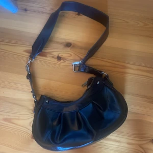 Snygg väska  - Säljer min supersnygga väska ifrån Gina tricot! Säljs pga att jag behöver pengar! Pris går att diskutera vid snabb affär