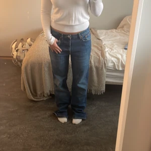 Mid Rise straight jeans - Jeans från zara mid Rise straight, sparsamt använda. Storlek 40