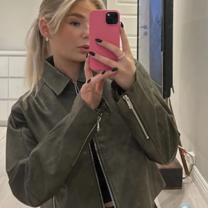 Adsgn jacka  - Skinnjacka från adsgn, oversized modell med långa armar!!  Så snygg färg och modell, jättebra skick använd 1 gång. 