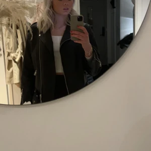 Skinnjacka  - Säljer nu min favorit jacka som blivit för liten, från Nelly storlek 38.