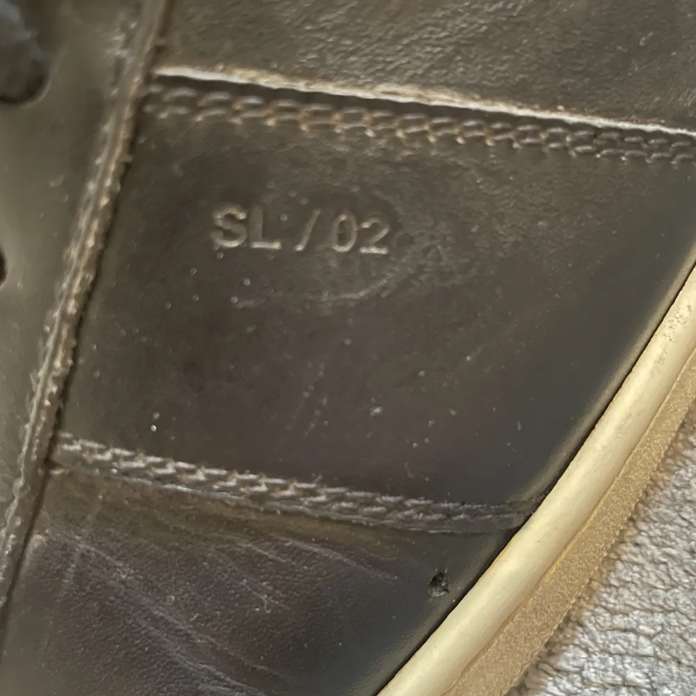 Säljer mina Sl 02 då de är för små, skorna är i begagnat skick och rätt creasade vid tån (där av priset) . Skor.