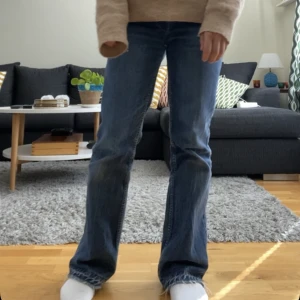 Levis jeans  - Lågmidjade bootcut Levis jeans som inte längre kommer till användning. Lite slitna längst ner vid fötterna. Skriv vid frågor eller bilder. 