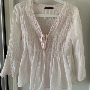 Blus  - Säljer denna skit söta blus, köpt här på plick men säljer då den inte kommer till användning. Skriv gärna vid intresse💕💕💘