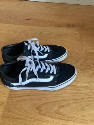 Vans - Säljer mina vans då dom är för små för mig. Väldigt bra skick 💗 Tryck på köp nu om du vill köpa eller om du har några frågor kontakta gärna .