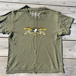 Cool skate T-shirt - Ett av de mest klassiska retro motiven. Skön bra kvalle, lite boxning i passformen. 