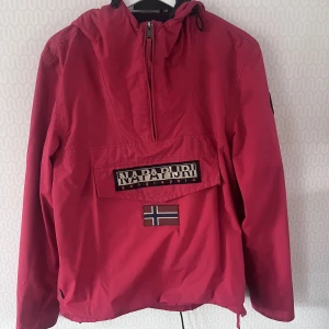Napapijri jacka - Tja, säljer Napapijri jacka för har växt ut den, ny pris 2800kr 
