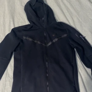Svart Nike Tech  - Säljer min Svarta Nike tech är i bra skick.