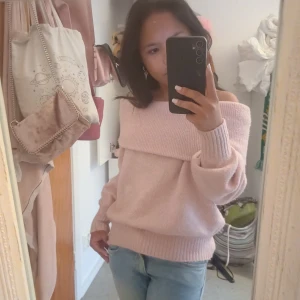 Stickad off shoulder tröja - Rosa Off shoulder stickad fröja från HM jätte snygg inför hösten så bekväm och så lätt att styla💓
