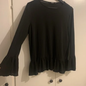 Topp med volangärm  - Tröja med volangärm från Bikbok. Strl S