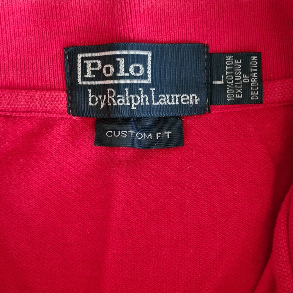 Ralph Lauren pikétröja, polo, röd med big pony i marinblå. Nypris outlet 899:-. Mitt pris 290:- inklusive frakt.  Rökfritt djurfritt o fläckfritt.  Storlek Large. Bra skick, lite använd. Nyskick . T-shirts.