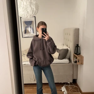Hoodie - Mörkbrun hoodie från bikbok i storlek M. Säljer pga kommer ej till användning. Bild på ju luvan sitter på finns om önskas