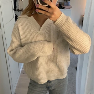 Stickad tröja  - Vit tjock tröja med V klippning och liten krage. Väl använd men i bra skick😇