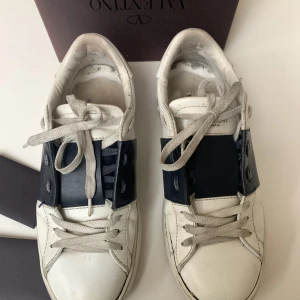 Valentino sneakers  - Valentino sneakers i fint använt skick storlek 38,5 allt ingår. Nya skosnören finns från valentino 