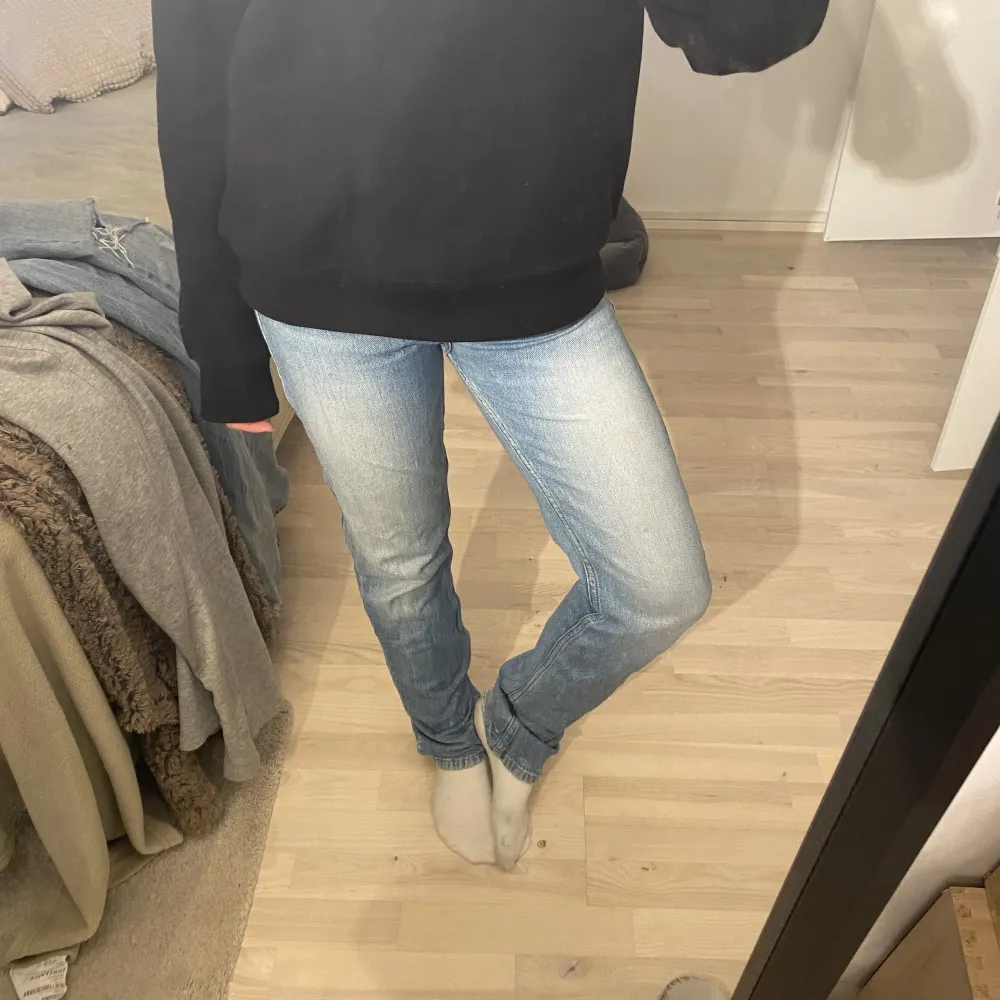 Straight jeans som är jättesnygga men tyvär för små, är i jättebra skick förutom längst ner i benen, dock inget som märks när man har de på sig!💕. Jeans & Byxor.