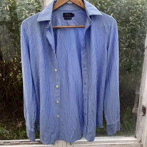 Ralph lauren skjorta - Tjena! Fick denna tröjan men pga att den sitter för tajt runt axlarna och armarna på mig säljer jag den. Tröjan passar till både killar och tjejer och är 64 cm lång. Skick: 9/10. Hör av dig vid minsta lilla fundering och var inte rädd för att pruta!