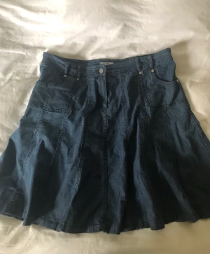 Utsvängd jeanskjol 46  - Jeanskjol i mörkblå färg, gott skick, storlek 46. Midja: 98cm. Längd: 57cm. Finns inga bilder på men Dma gärna vid andra frågor eller funderingar. Köparen står för frakt.