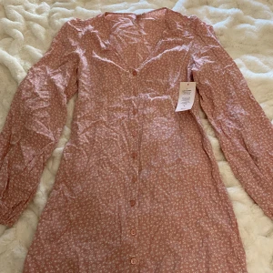 Blommig klänning - Rosa blommig klänning som aldrig har använts💗nypris 200kr