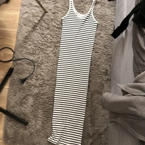 Klänning hm - Randig klänning från hm, köpt i somras och helt oanvänd. Köpt för 200kr