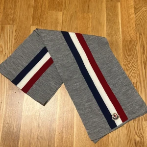 Moncler halsduk  - Mycket fin Moncler halsduk 1/1 använd ett fåtal gånger, som ny!