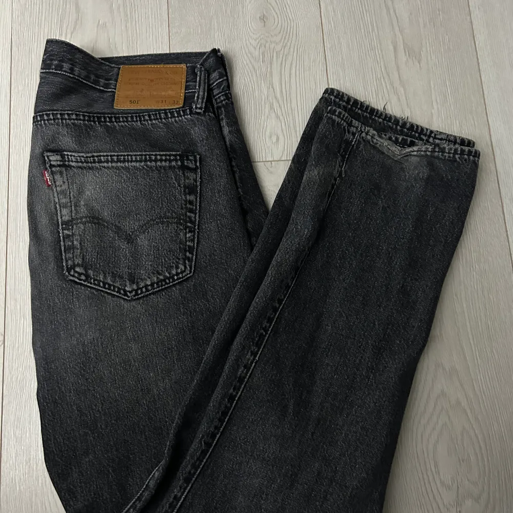 Säjer nu mina jeans då jag har hittat ett part nya favorit jeans och ej har användning av dessa, sjukt snygg färg och i bra skick förutom ett hål som syns på bild 3 ingen som syns med byxorna på. Jeans & Byxor.