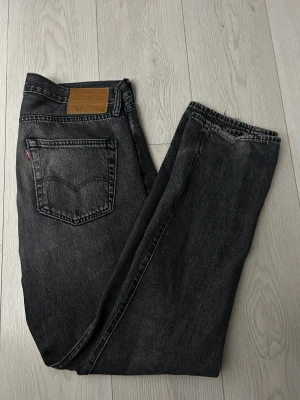 Levis 501 - Säjer nu mina jeans då jag har hittat ett part nya favorit jeans och ej har användning av dessa, sjukt snygg färg och i bra skick förutom ett hål som syns på bild 3 ingen som syns med byxorna på