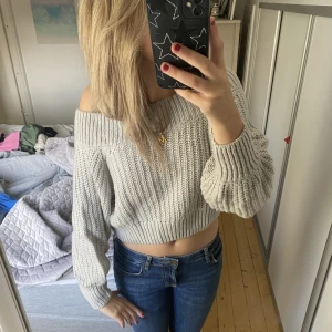 Grå stickad  - Säljer denna superfina stickade tröja då den börjar bli för liten. Storlek S men skulle säga att den funkar för Xs då den är liten i storleken. Super fin och lägger sig fint vid axlarna💕 Skriv vid intresse 💕